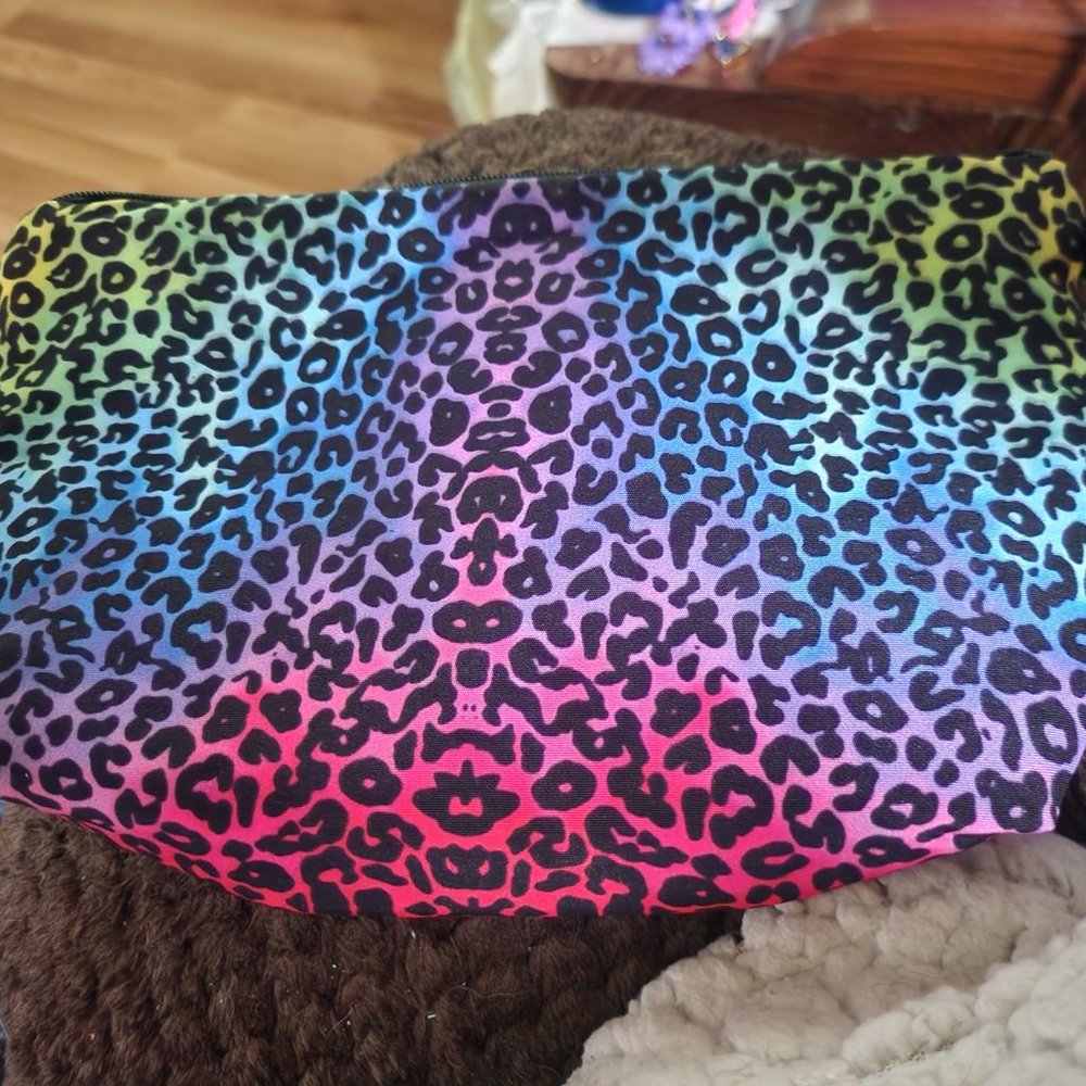 MEDIUM SIZED COLORFUL LEOPARD PRINT COSMETIC MAKEUP BAG